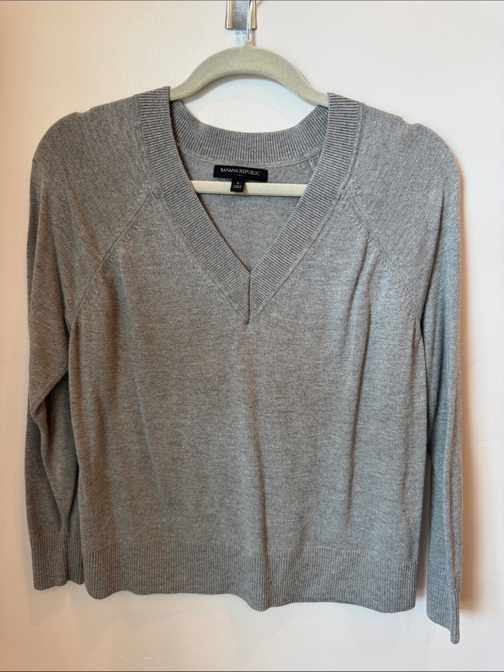 Banana Republic Light Gray V-Neck Pullover Sweater Small